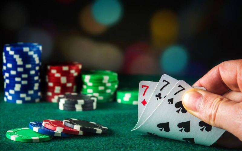 Dealer chia 3 lá bài cào cho từng người chơi trong một bàn cược